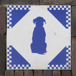 908122 Afbeelding van een keramieken tegel met een zittende hond op de rug gezien, in het plaveisel van de Korte ...